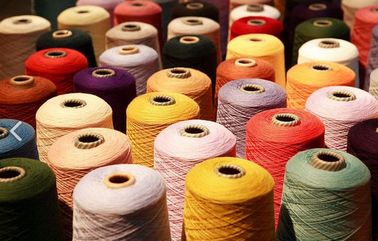 China La base plástica de TFO 40/2 colorido teñió los hilados de polyester/el hilo para la máquina de coser proveedor