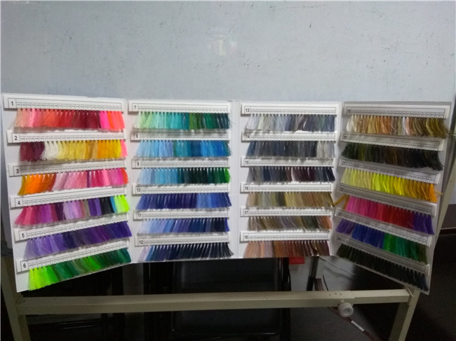 40/2 muestra libre del poliéster del hilo de coser de la ropa ofrecida con colores seleccionados