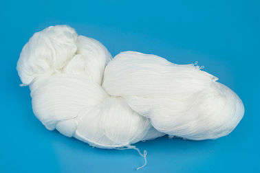 China Hilado blanco crudo de Hank hecho por la fibra de grapa de 100 Poliester Yizheng para el hilo de coser proveedor