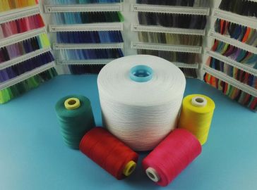 China Eco - 100% hilados hechos girar poliéster 20S/3 crudos amistosos del blanco para el hilo de coser proveedor
