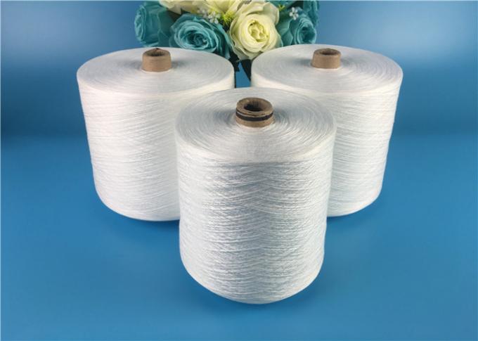 El poliéster blanco crudo 100% de los hilados de polyester 30s/2 hizo girar los hilados para la costura de la ropa