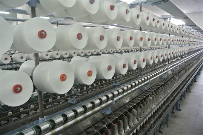 El buen funcionamiento coloreó el hilado teñido poliéster hecho girar el 100% de costura teñido del uso de los hilados de polyester