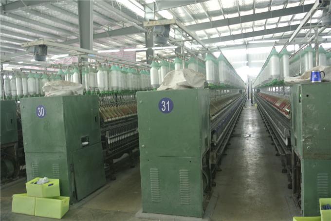 El amarillo rojo verde hizo girar la fibra de grapa de Yizheng del hilo 100 de los hilados de polyester de 10S a 80S